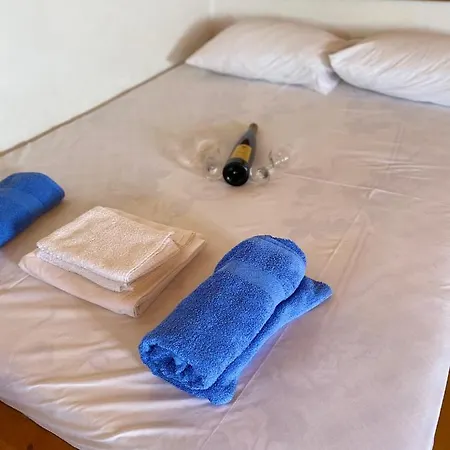 Velonas Mpakas Country *